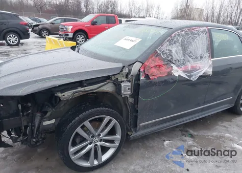 2017 Volkswagen Passat 1.8T R-Line из США, поврежденный, VIN 1VWDT7A31HC070480